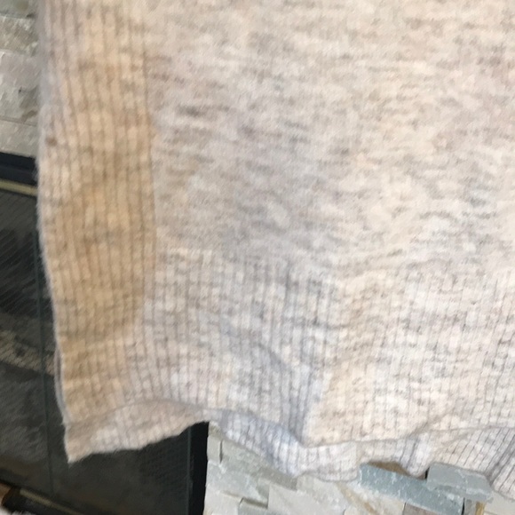 H&M DIVIDED LINE SOFT AND WARM CREAM COLOR SWEATER SIZE XS EXCELLENT CONDITION - Picture 3 of 6